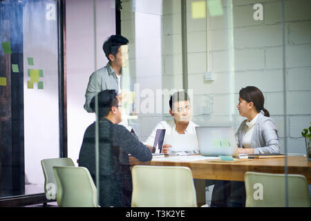 Les jeunes entrepreneurs asiatiques de petite entreprise de discuter du plan d'office d'une salle de réunion. Banque D'Images