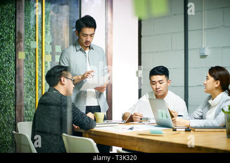 Les jeunes entrepreneurs asiatiques de petite entreprise de discuter du plan d'office d'une salle de réunion. Banque D'Images