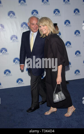 LOS ANGELES, CA. 14 juillet 2002 : l'actrice Candice Bergen et date au Gala 90e anniversaire de la Paramount Studios Paramount, à Hollywood. © Paul Smith / Featureflash Banque D'Images