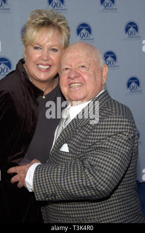 LOS ANGELES, CA. 14 juillet 2002 : l'acteur Mickey Rooney & épouse Jan au Gala 90e anniversaire de la Paramount Studios Paramount, à Hollywood. © Paul Smith / Featureflash Banque D'Images