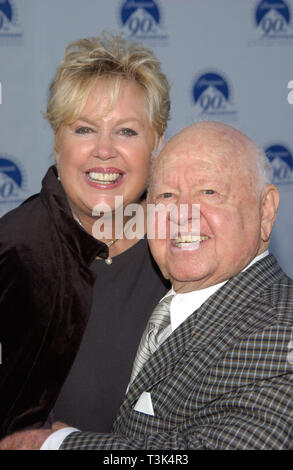 LOS ANGELES, CA. 14 juillet 2002 : l'acteur Mickey Rooney & épouse Jan au Gala 90e anniversaire de la Paramount Studios Paramount, à Hollywood. © Paul Smith / Featureflash Banque D'Images