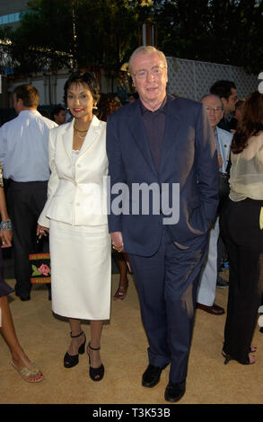 LOS ANGELES, CA. 22 juillet 2002 : l'acteur Michael Caine & femme SHAKIRA au Hollywood première de son nouveau film Austin Powers in Goldmember. © Paul Smith / Featureflash Banque D'Images