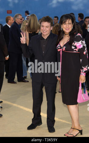 LOS ANGELES, CA. 22 juillet 2002 : l'Acteur Mike MYERS & femme ROBIN au Hollywood première de son nouveau film Austin Powers in Goldmember. © Paul Smith / Featureflash Banque D'Images