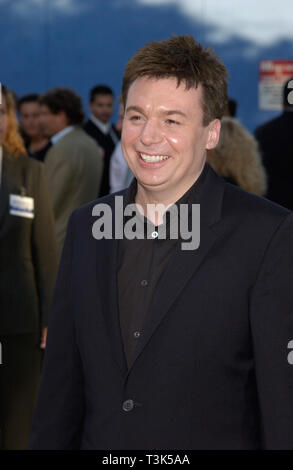 LOS ANGELES, CA. 22 juillet 2002 : l'Acteur Mike MYERS au Hollywood première de son nouveau film Austin Powers in Goldmember. © Paul Smith / Featureflash Banque D'Images