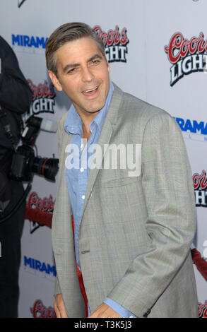 LOS ANGELES, CA. 23 juillet 2002 : l'Acteur GEORGE CLOONEY au Los Angeles première de face. © Paul Smith / Featureflash Banque D'Images