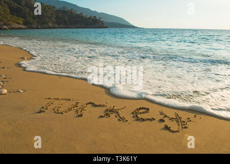 Turquie écrit sur plage de sable fin de l'été coucher de soleil sur la mer Méditerranée Banque D'Images
