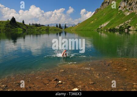 L'homme se baignant dans le Seealpsee, Oberstdorf, dans le AllgÃ¤u Alpes, souabe, Bavière, Allemagne, Europe Banque D'Images