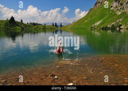 L'homme se baignant dans le Seealpsee, Oberstdorf, dans le AllgÃ¤u Alpes, souabe, Bavière, Allemagne, Europe Banque D'Images