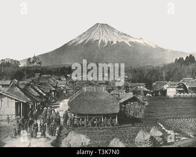 'Fujiyama, La Montagne sacrée, d'Jedzumi Village', Japon, 1895. Créateur : Inconnu. Banque D'Images