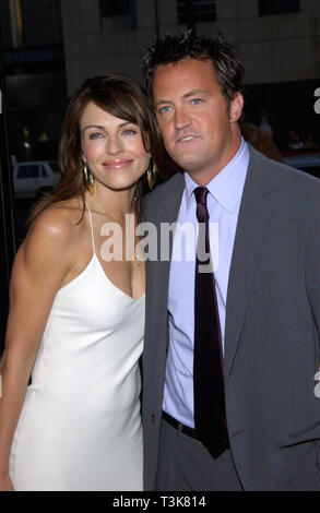 LOS ANGELES, CA. 20 août 2002 : l'actrice Elizabeth Hurley & acteur Matthew Perry lors de la première mondiale, à Beverly Hills, de leur nouveau film au service de Sara. © Paul Smith / Featureflash Banque D'Images