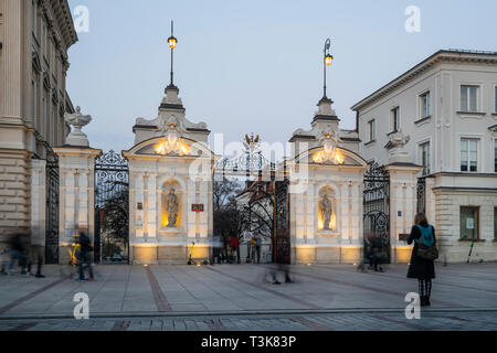 Varsovie, Pologne. Le 6 avril 2019. Vue d'Uniwersytet Warszawski entrée dans la rue Krakowskie Przedmieście au coucher du soleil Banque D'Images