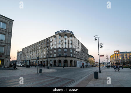 Varsovie, Pologne. Le 6 avril 2019. Une vieille rue Krakowskie Przedmieście dans builfing au coucher du soleil Banque D'Images