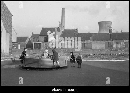 Aire de jeux pour enfants, rue Lansdowne, Millfield, Sunderland, 1961. Organisateur : Eileen Deste. Banque D'Images