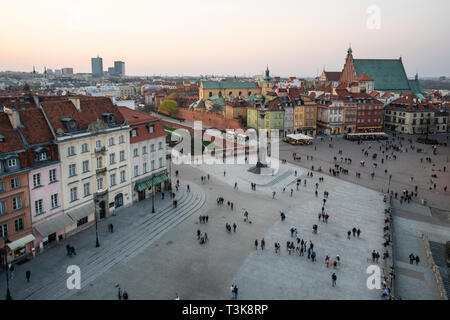 Varsovie, Pologne. Le 6 avril 2019. La vue aérienne de plac Zamkowy au coucher du soleil. Banque D'Images