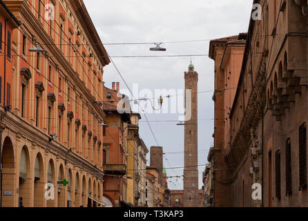 Les deux tours, vu de la rue Via Ugo Bassi, Bologne Banque D'Images