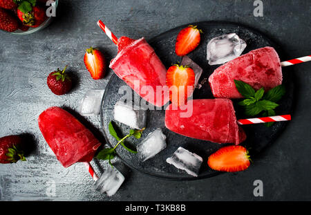 Fraise crème glacée maison popsicle table view Banque D'Images