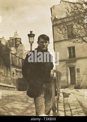 Pablo Picasso à la place Ravignan, Montmartre, 1904. Organisateur : anonyme. Banque D'Images
