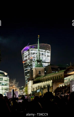 Tower Hill, Londres, dans la nuit Banque D'Images