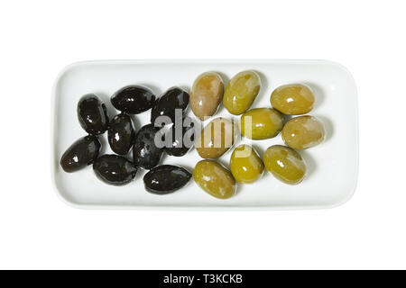 Portion d'olives géantes noires et vertes dans une assiette isolé sur fond blanc Banque D'Images