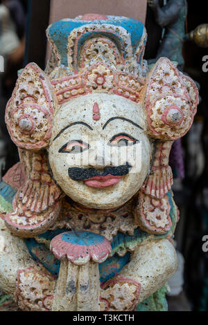 Statuette en pierre traditionnelle balinaise de la déité dans la rue du temple. Island Bali, Indonésie . Close up Banque D'Images