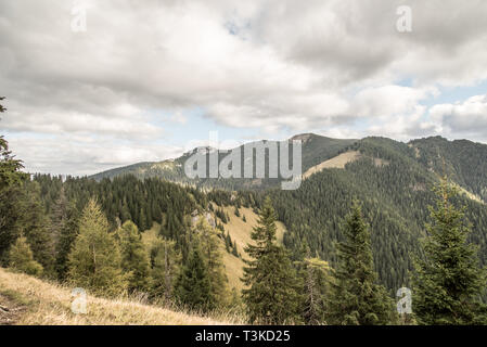 Automne Nizke Tatry mountains avec Krakova hola et Poludnica hill, rochers, forêts, prairies et forêts de quelques glade sentier de randonnée près de respirer au-dessus de la colline Banque D'Images