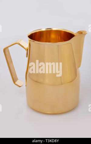 Pichet de lait en acier inoxydable/pichets. Pot de mousse. Latte art pour barista. Accessoires de café. Banque D'Images