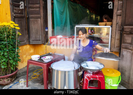 Papier de riz vietnamien femme faisant des gâteaux sur une rue de la vieille ville de Hoi An, Quang Nam, Vietnam, Asie Provence Banque D'Images