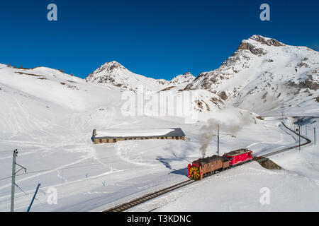 Bernina Express, train à vapeur avec turbine chasse-neige Banque D'Images