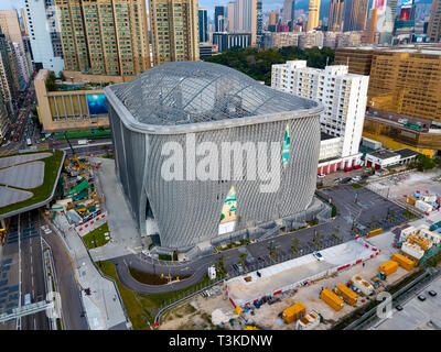 Vue aérienne de la nouvelle Xiqu Centre, dédié à la promotion du riche patrimoine de xiqu Chine, West Kowloon Cultural District, Hong Kong, Chine. Banque D'Images