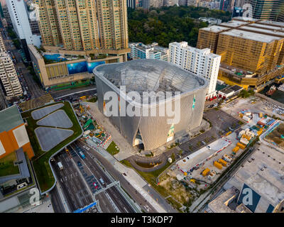 Vue aérienne de la nouvelle Xiqu Centre, dédié à la promotion du riche patrimoine de xiqu Chine, West Kowloon Cultural District, Hong Kong, Chine. Banque D'Images