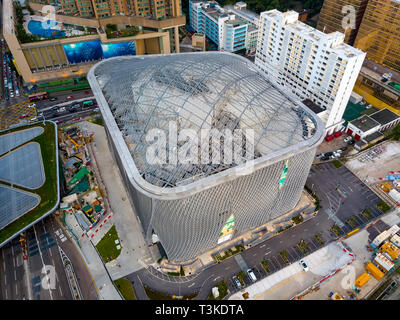 Vue aérienne de la nouvelle Xiqu Centre, dédié à la promotion du riche patrimoine de xiqu Chine, West Kowloon Cultural District, Hong Kong, Chine. Banque D'Images