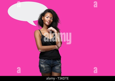 Belle fille africaine en studio avec des problèmes de peau Vitiligo. studio tournage. Sur le fond de couleur rose avec de l'espace libre pour votre texte Banque D'Images