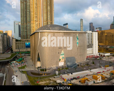 Vue aérienne de la nouvelle Xiqu Centre, dédié à la promotion du riche patrimoine de xiqu Chine, West Kowloon Cultural District, Hong Kong, Chine. Banque D'Images