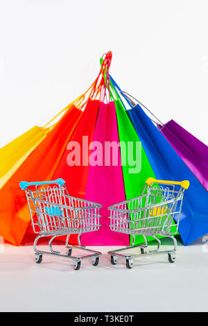 Ensemble de sacs vides colorés isolé sur le fond blanc. La vente, la consommation, de la publicité et de la vente au détail concept. De nombreux colorful shopping bags Banque D'Images
