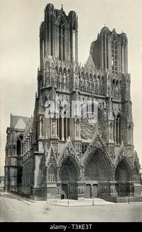 'Un grand édifice gothique : la cathédrale de Reims, construit au 13e et 14e siècles", c1930. Organisateur : Neurdein. Banque D'Images