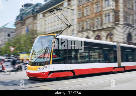 La vie quotidienne dans la ville. Le tramway moderne de transport public dans blurred motion. Le trafic à la place Venceslas, à Prague, République tchèque. Banque D'Images