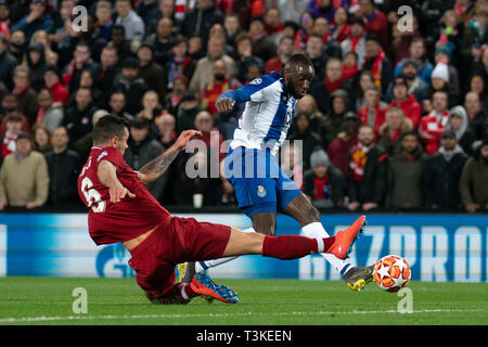 Porto, Moussa Marega est abordé par le centre de Liverpool, Dejan Lovren 9 AVRIL 2019 , le stade d'Anfield, Liverpool, Angleterre ; UEFA Champions League, quart de finale match aller, Liverpool FC vs FC Porto Crédit : Terry Donnelly/News Images Banque D'Images