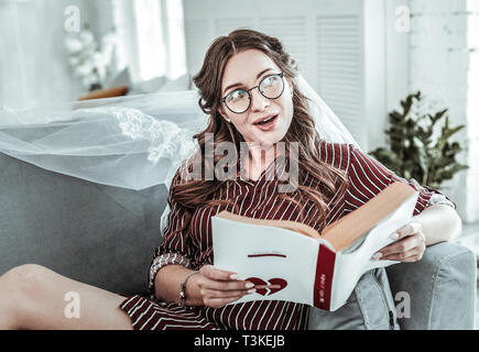 Woman wearing wedding vail la lecture d'un livre Banque D'Images