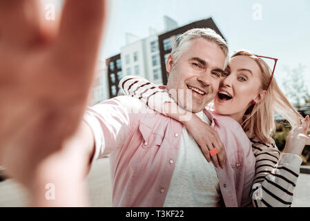 Plaisir de femme blonde positive ses cheveux Banque D'Images