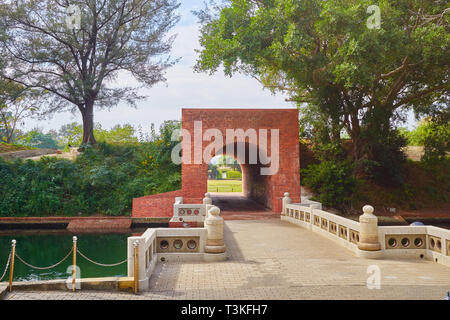 Belle brique rouge de l'Éternelle scenic tunnel château d'or. Ruines d'un château défensif construit avec les Canon à Tainan city, Taiwan. Banque D'Images