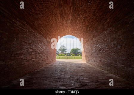 Belle brique rouge de l'Éternelle scenic tunnel château d'or. Ruines d'un château défensif construit avec les Canon à Tainan city, Taiwan. Banque D'Images