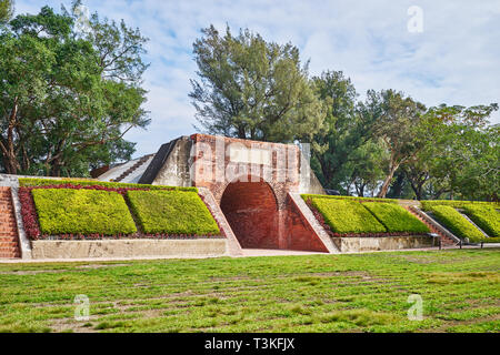 Belle brique rouge de l'Éternelle scenic tunnel château d'or. Ruines d'un château défensif construit avec les Canon à Tainan city, Taiwan. Banque D'Images