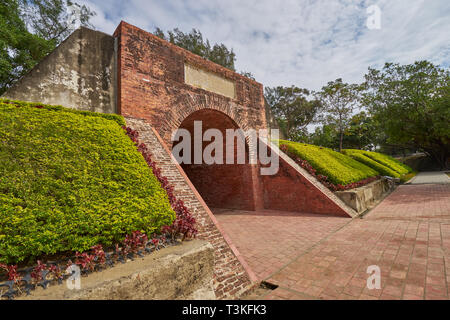 Belle brique rouge de l'Éternelle scenic tunnel château d'or. Ruines d'un château défensif construit avec les Canon à Tainan city, Taiwan. Banque D'Images