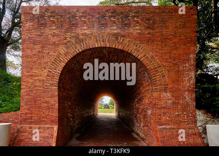 Belle brique rouge de l'Éternelle scenic tunnel château d'or. Ruines d'un château défensif construit avec les Canon à Tainan city, Taiwan. Banque D'Images