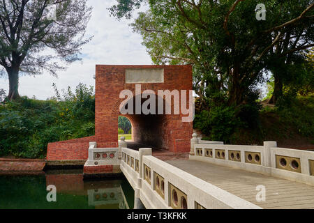 Belle brique rouge de l'Éternelle scenic tunnel château d'or. Ruines d'un château défensif construit avec les Canon à Tainan city, Taiwan. Banque D'Images