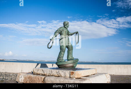 La sculpture commémorative pêcheur par Tom Leaper - Cornwall Newlyn Banque D'Images