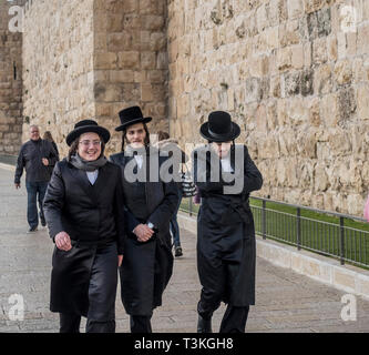 Un groupe de professionnels juifs orthodoxes à pied vers la Porte de Jaffa à Jérusalem, Israël, 15/03/19 Banque D'Images