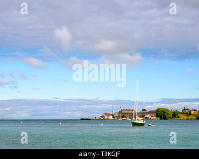 Un voilier amarré sur la rivière Niagara à l'embouchure du lac Ontario. Fort Niagara en Youngstown de New York est dans la distance. Banque D'Images