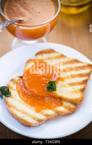 Fried toast avec confiture d'abricot dans une assiette Banque D'Images