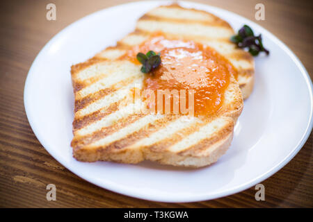 Fried toast avec confiture d'abricot dans une assiette Banque D'Images